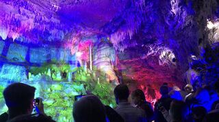 Die Eberstadter Tropfsteinhöhle war dank der Illumination durch die Hainstadter Firma „Blackout Eventmanagement“ in geheimnisvolles Licht getaucht. Das Jubiläum „50 Jahre Entdeckung“ wurde mit einer Höhlennacht gefeiert.