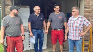 Thomas Hess, Joachim Haun und ihre Helfer Wolfram Böhrer und Jonas Schmitt (von ´rechts) freuen sich über die gelungene Hilfsaktion für die Flutopfer.
