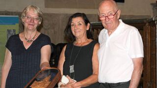 Pfarrerin Fraukelind Braun (links) nahm die von Klaus Schoettle filigran gearbeitete Kopie des Riemenschneider-Retables stellvertretend für die evangelische Kirchengemeinde Creglingen entgegen. In der Mitte Schoettles Ehefrau Monika Adam.