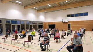 Die neue Sporthalle war Schauplatz der Ortschaftsratssitzung in Nassig. Einweihungsfeier und Helferfest sind für den Spätherbst geplant.