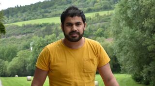 Vor dem satten Grün des äußeren Schlossparks von Bad Mergentheim wirkt Rahmuddin Najib Mohammadi äußerlich fast fröhlich. Im Innern aber zerreißen ihn fast die Gefühle aus Sorge und Angst um seine Familie und sein Land.