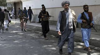 Taliban-Kämpfer patrouillieren im Viertel Wazir Akbar Khan von Kabul.