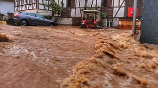 Das Risiko von lokalen Starkregen-Ereignissen und Unwettern nimmt laut Experten zu. Die Wassermassen suchen sich dann ihren Weg talabwärts und hinterlassen große Schäden.
