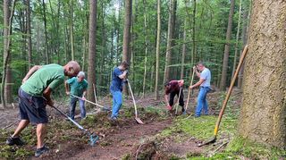 Fleißige Helfer legen sich beim Bau der neuen Külsheimer Mountainbike-Strecke mächtig ins Zeug.