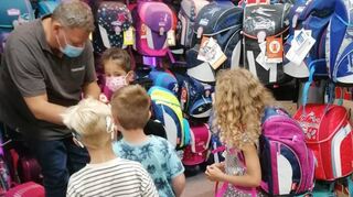 Ausstattung für Schüler: Kinder aus den Überflutungsgebieten durften sich einen Ranzen aussuchen.