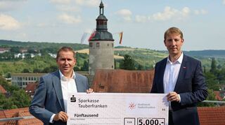 Spendenübergabe: Das Bild zeigt dabei Paul Gehrig, Sprecher der Geschäftsführung des Stadtwerks Tauberfranken (links) und den stellvertretenden Vorsitzenden des Vorstands der Sparkasse Tauberfranken, Wolfgang Reiner.