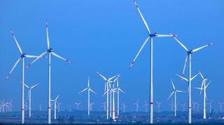Windräder drehen sich in einem Windpark. In Baden-Württemberg ist der Ausbau der Windkraftanlagen ins Stocken geraten.