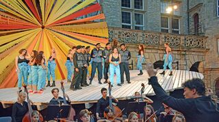 Die „Carnen“-Inszenierung brachte Sängerinnen und Sänger aus elf Nationen auf die Bühne im Weikersheimer Schlosshof – und in kleinen Rollen auch einige Mitwirkende aus der Region; im Graben das Bundesjugendorchester unter Elias Grandy (rechts), Generalmusikdirektor der Stadt Heidelberg.