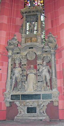 <p>In der Wertheimer Stiftskirche ist ein alles überragendes Denkmal zu bestaunen. Es ist das Grabmal der Gräfin Katharina, die von ihren beiden Männern, den Grafen Michael und Philipp, flankiert wird.</p>