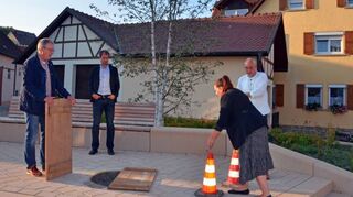 Sind vom Konzept des Tacheles-Pfads überzeugt (von links): Ex-Bürgermeister Rüdiger Zibold, Bürgermeister-Stellvertreter Harald Dietz, Sandra Neckermann vom Kulturamt und Pfarrer Roland Silzle an der Station in der Langen Gasse.