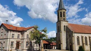 Merchingen ist seit Jahrhunderten überwiegend evangelisch geprägt. Die von 1853 bis 1855 erbaute Kirche im gothischen Stil bietet 700 Gläubigen Platz.