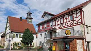 Malerische Fachwerkgebäude sind die Schmuckstücke in einem schmucken Dorf: Der Ravensteiner Ortsteil Erlenbach wurde 1253 erstmals urkundlich erwähnt, dürfte jedoch deutlich älter sein.