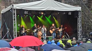 Trotz des anhaltenden Regens waren die Besucher und eingefleischten Fans von der Musik der „Igels“ begeistert, die mit ihren Konzerten ihrem amerikanischen Vorbild, den „Eagles“, seit dreizehn Jahren huldigen und der Band somit ein musikalisches Denkmal setzen.