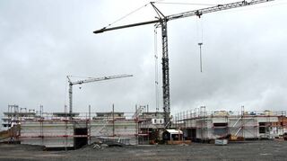 Die Verantwortlichen von DRK und Baubeteiligten freuten sich beim Richtfest des neuen DRK Pflegezentrums auf dem Reinhardshof über den zügigen Baufortschritt.