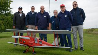 Der Flug-Modell-Sport-Club Adelsheim besteht aus 22 Mitgliedern. Elf davon fliegen aktiv. Dazu gehören von links: Gerhard Dörfler, Alexej Hermanowski, Jürgen Schuster, Horst Rieß, Erwin Willinger und Norbert Schmidt. Die rote Tiger Moth (im Vordergrund), bis ins kleinste Detail naturgetreu in Handarbeit nachgebildet, gehört Erwin Willinger.