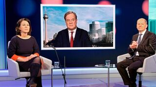 Unions-Kanzlerkandidat Armin Laschet (Mitte) und die Mitbewerber von Grünen und SPD, Annalena Baerbock und Olaf Scholz bei einer Diskussionsrunde des WDR-Europaforums.