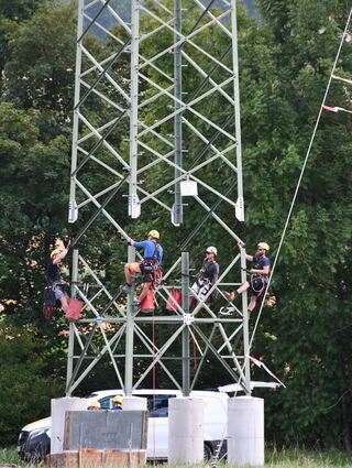 Schritt für Schritt wird der neue Mast aufgebaut.