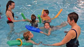 Die Kleinen lernen von den Großen: Die Höpfinger DLRG-Ortsgruppe hat im Familienbad schon zahlreiche Nichtschwimmer zu Schwimmern ausgebildet. Die Vorfreude auf die am 15. September beginnenden Kurse ist groß.