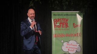 Carsten Hofer sorgte im Weinhof Ruthardt über die alltäglichen Missverständnisse zwischen Mann und Frau für einen angenehm-entspannten Abend.