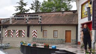 Noch sind die Zuhörerplätze und die Bühne im Hof der Burg Brattenstein leer, doch das wird sich zum Open-Air-Konzert der Röttinger Sängerin Sylvia Baumann mit ihrer zehnköpfigen Live-Band am 18. September gewaltig ändern.