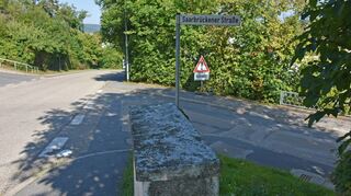 Links verläuft geradeaus die Kaiserstraße, rechts zweigt die Saarbrückener Straße ab. Über sie kann man ins Weberdorf (in den Alemannenweg) gelangen.