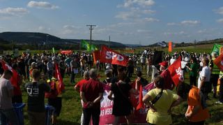 Unter dem Motto „Ab in die Tonne“ hatte ein breites gesellschaftliches Bündnis zur Gegenkundgebung gegen die Wahlveranstaltung der AfD am Samstag in Königshofen aufgerufen.