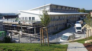 Auf der Baustelle der neuen Adelsheimer Sport- und Kulturhalle herrscht Hochbetrieb.