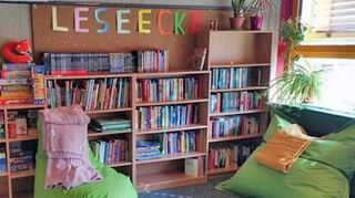 Die neu eingerichtete Leseecke mit den Sitzsäcken.