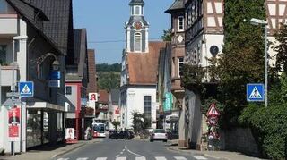 Die Kirche bildet den Mittelpunkt von Adelsheim.