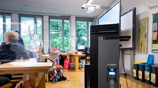Ein Luftfilter steht auf diesem Beispielbild im Klassenraum einer Grundschule. Zu diesem Thema, zum Testen und zu den Lernbrücken hakte die Redaktion nach.