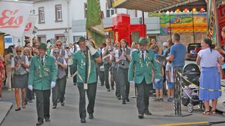 Wie in früheren Zeiten: Die Schützen zogen mit Fahne zur Eröffnung über den Festplatz.