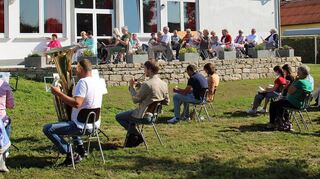 Auf und vor der neuen Terrasse hielt Pfarrer Philipp Tecklenburg den Gottesdienst ab. Der gemeinsame Gesang wurde vom Bläserensemble der Geschwister Wirsching begleitet.