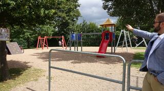 Der Beigeordnete der Stadt Buchen, Benjamin Laber, machte mit den FN einen Rundgang über die Spielplätze in der Kernstadt. Das Bild entstand am Stadion, dieser Spielplatz hat bereits eine Aufwertung erfahren.