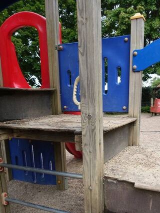 Das Kletter- und Rutschgerät auf dem Spielplatz am Nahholz (links) macht Spaß, hat aber bereits einige Schwachstellen an der Holzkonstruktion. Der Platz soll im Rahmen eines Kinderbeteiligungsprojekts neu gestaltet werden. Der Spielplatz beim Stadion hat bereits eine Aufwertung erfahren. Die Bilder entstanden bei einem Rundgang mit Benjamin Laber (rechts).
