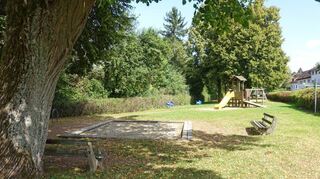 Der Spielplatz in der Dekan-Blatz-Straße im aktuellen Zustand: Schöne, grüne Lage, doch die Spielgeräte sind in die Jahre gekommen.
