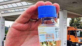 So sieht er aus, der synthetische Kraftstoff E-Fuel, der das Ziel der Klimaneutralität in der Mobilität nachhaltig unterstützen soll.