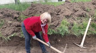 Anja Lotz arbeitet gern mit den Händen. Das Bild ist anlässlich der Gemeinschaftsgarten-Aktion in Weikersheim entstanden.
