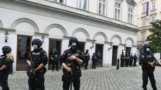 Polizisten sperren in Wien nach einem Terror-Anschlag den Bereich des Tatorts ab.