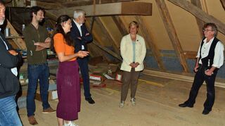 Im Dachstuhl der „Obere Mühle“ (von links) die Bauherren Adrian Groß und Miriam Lüer, Regierungspräsident Wolfgang Reimer, Nicole Razavi (baden-württembergische Ministerin für Landesentwicklung und Wohnen), Zimmermeister Thomas Adelmann (zuständig für diese Arbeiten vor Ort).