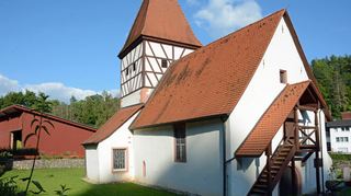 Die Kirche St. Mauritius in Hemsbach ist eine ehemalige Wallfahrtskirche, die bereits 1281 erstmals urkundlich erwähnt wurde. Wandmalereien aus dem 14. und 15. Jahrhundert wurden in der denkmalgeschützten Kirche erhalten.