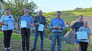 Die im württembergischen Kleinbrennerverband erfolgreichen Brenner aus Beckstein (von rechts) Mario und Kertin Schwarzburg, Dieter Braun und Horst Strobel, beteiligen sich am badenweiten Tag der offenen Brennertür. Mit auf dem Bild Florian und Adelheid Bamberger (links) aus Grünsfeld.