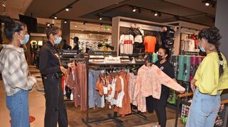 Shoppen bis 22 Uhr – das funktionierte gut in der Mall im Sporthaus MuM (links), in der gesamten Innenstadt und rund um den Deutschordenplatz (Mitte) sowie auch am Ledermarkt bei Optik Werz (rechts).