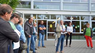 Auf seiner Stadtrundfahrt machte der Buchener Gemeinderat auch Halt an der Grundschule in Hainstadt. Diese wird gerade zur Ganztagsgrundschule ausgebaut.