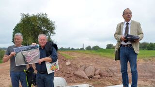 Stefan Müller von der Stadt Buchen (links) hielt die Erschließungsarbeiten an der „Marienhöhe“ mit seiner Drohne fest. Beim Stadtrundgang am Samstag machten sich die Gemeinderäte ein Bild von den bisherigen Arbeiten.