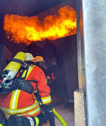 Beim Atemschutz- und Brandbekämpfungsseminar auf dem Laurentiusberg in Tauberbischofsheim übten 40 Feuerwehrleute für den Ernstfall.