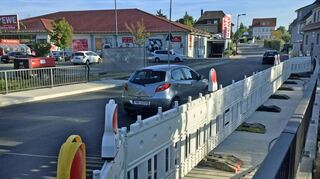 Durchfahrt am Weikersheimer „Rewe“ wieder möglich: Die Fertigstellung der Brückensanierungsarbeiten steht in unmittelbarem Zusammenhang mit dem geplanten Ersatzneubau der Tauberbrücke im Ortsteil Elpersheim.