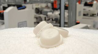 Eine Schraubkappe aus Bio-Material bei der Firma Wirthwein.