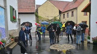Trotz Regens gewann die Bewertungskommission des Wettbewerbs „Unser Dorf hat Zukunft“ einen positiven Eindruck von Großrinderfeld.