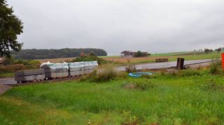 Noch sind nur die vorbereitenden Arbeiten vorgenommen: Erst ab Herbst soll mit dem Rohbau für das Feuerwehrgerätehaus in Rinderfeld begonnen werden.