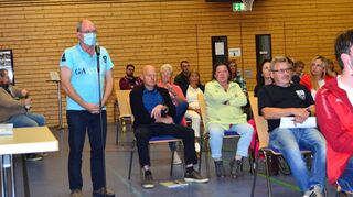 Nicht nur Wolfgang Schwab (am Mikrofon) bewegte das Thema der geplanten Mega-Windräder und der Photovoltaik-Anlage nahe des Schafhofs.